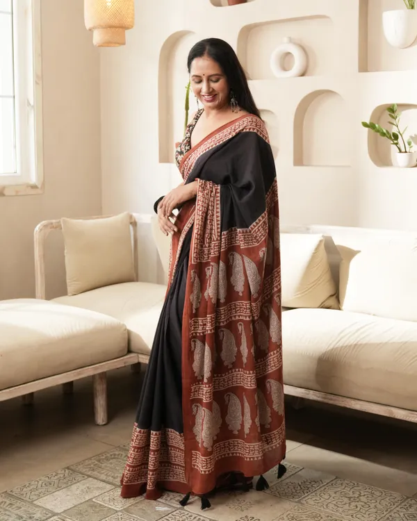 Black_Cotton_Border_Print_Mulmul_Saree_For_Women